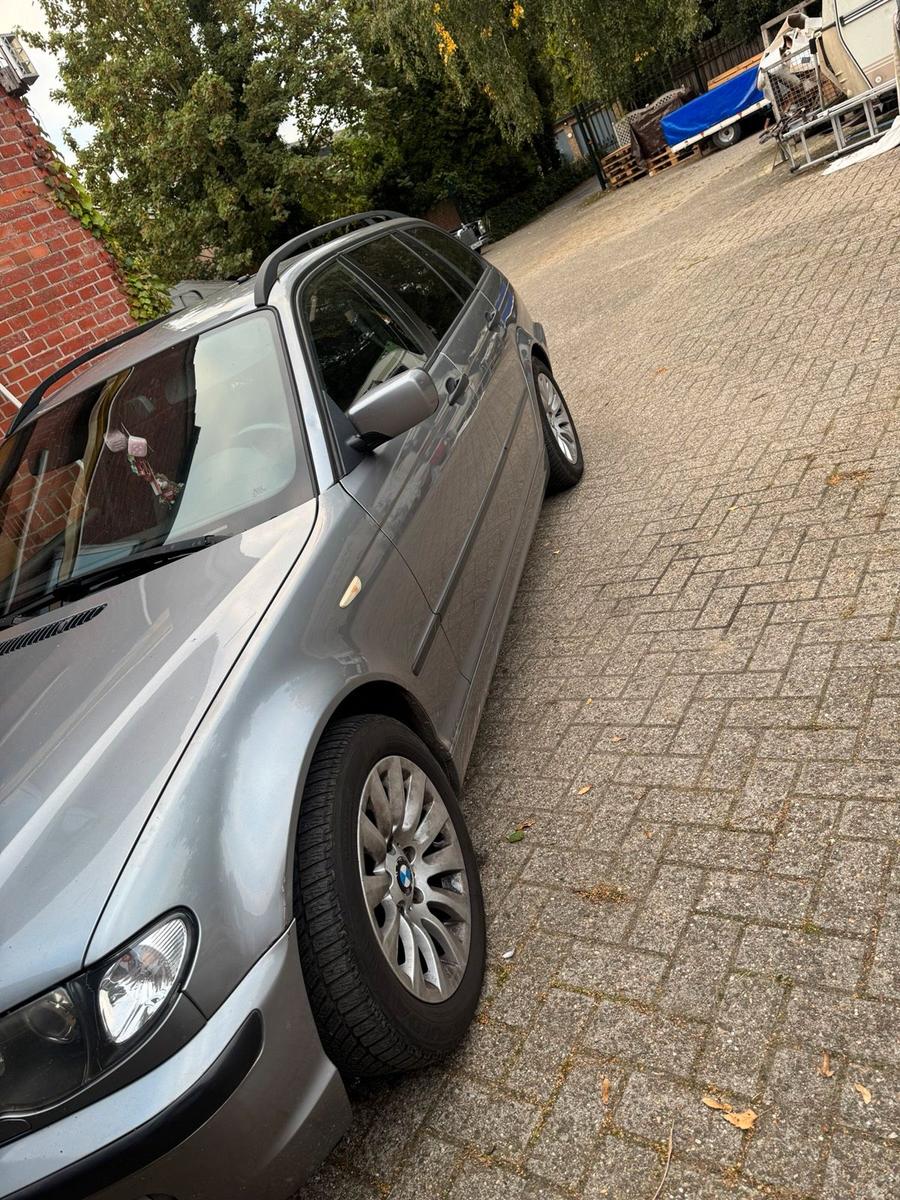 BMW 320 2004 — салон