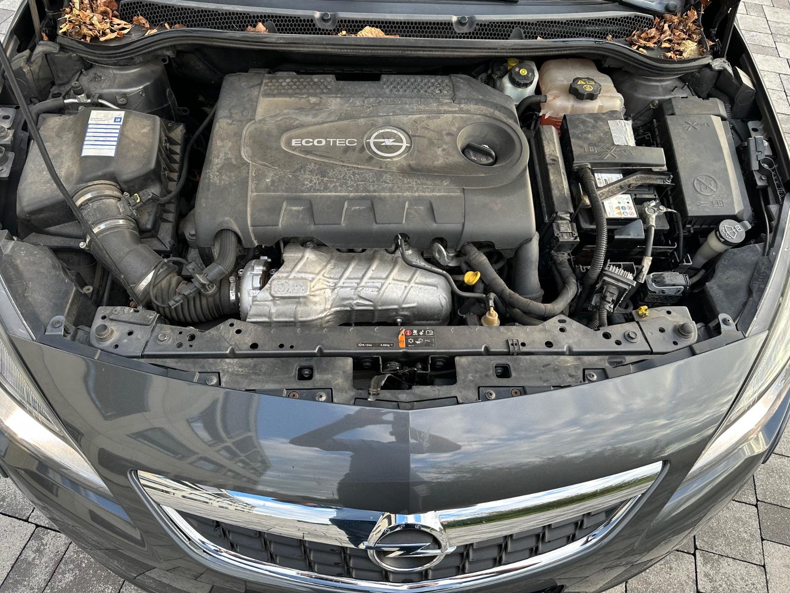 Opel Astra 2011 — photo 19