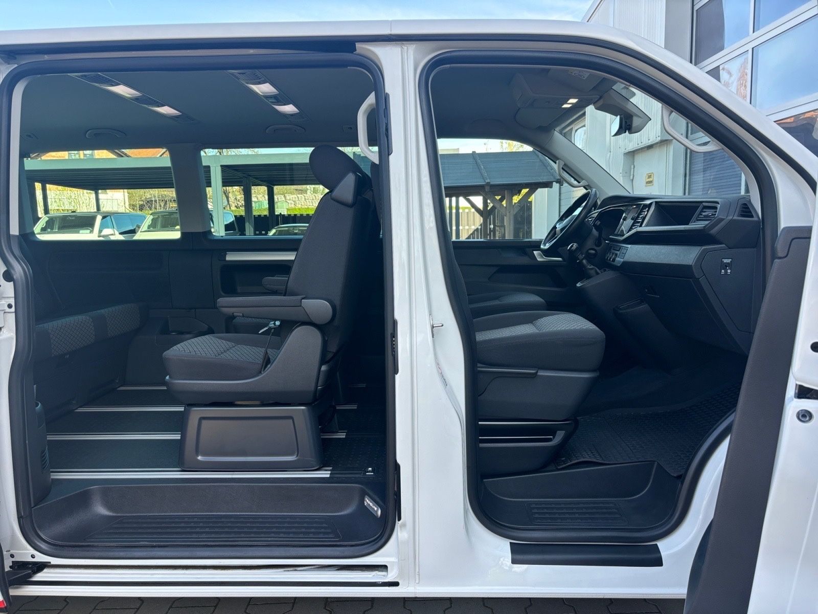 Volkswagen T6.1 Multivan 150 PS Navi Sitzh LED ACC 3xKlima foto 18