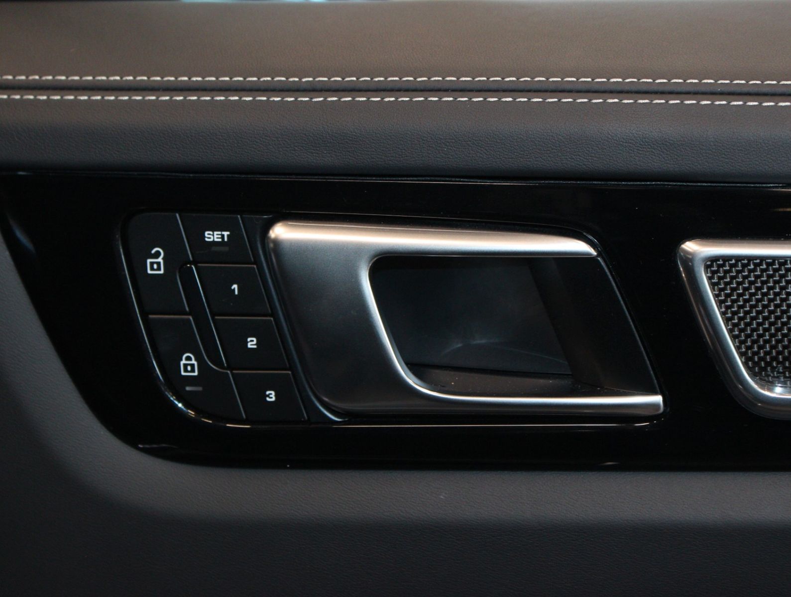 Fahrzeugabbildung Porsche Cayenne Turbo SportDesign-Paket|Carbon|PSCB|PDCC