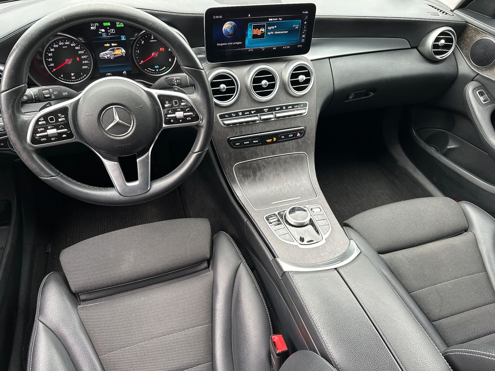 Fahrzeugabbildung Mercedes-Benz C 300 de T AMG-Line NAV+LED+AHK+ACC+KAM+AIRMATIC