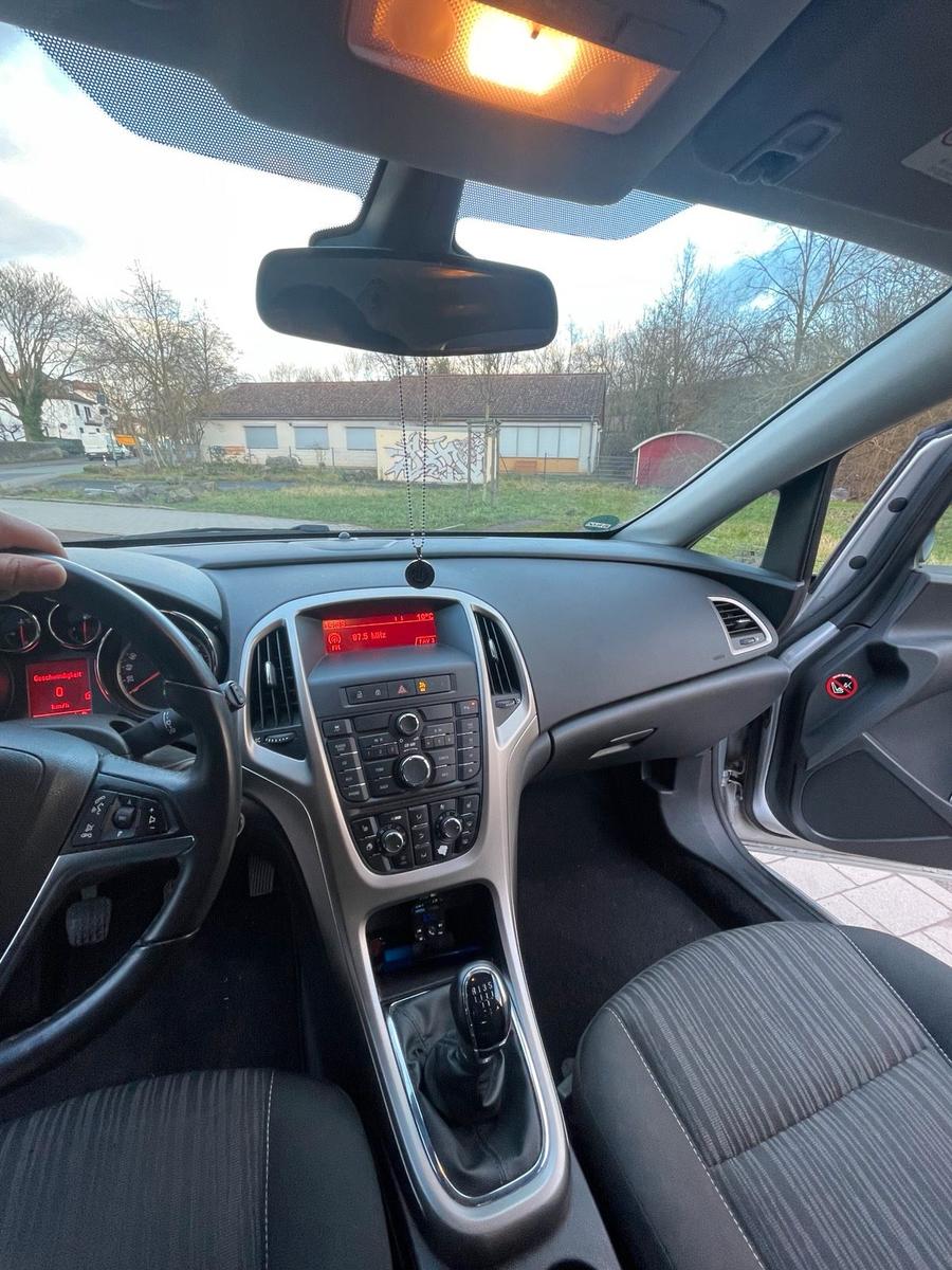 Opel Astra 2010 — photo 11
