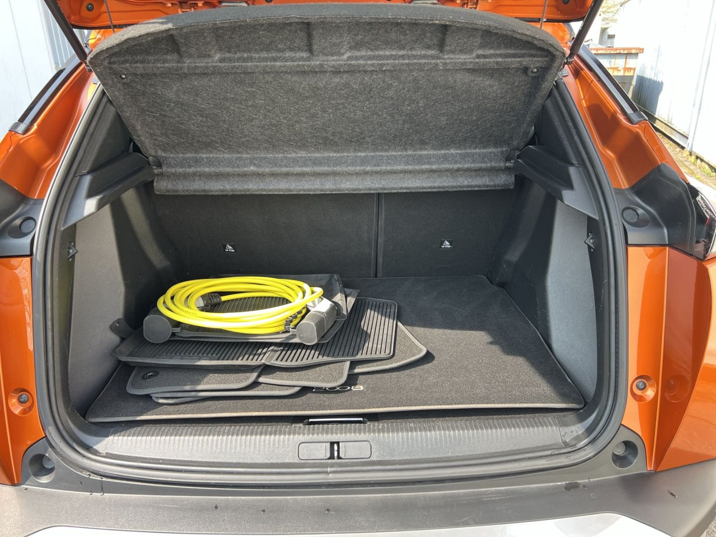 Fahrzeugabbildung Peugeot 2008 GT Elektro 136 Navi ACC CarPlay SHZ