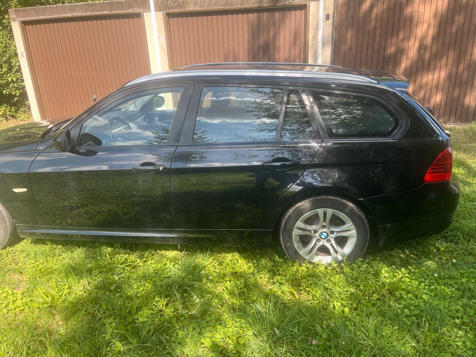BMW 318 2011 — rear view