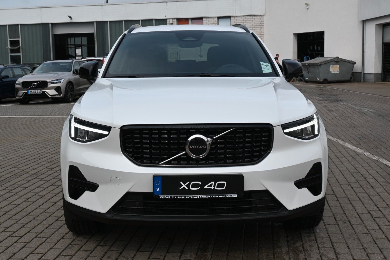 Fahrzeugabbildung Volvo XC40 B3 DKG Plus Dark*FSHZG*Pixel*360°*ACC