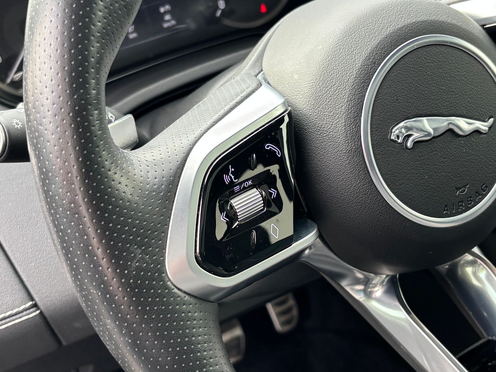 Fahrzeugabbildung Jaguar E-PACE R-Dynamic/AWD/PANORAMA/KAMERA/MERIDIAN