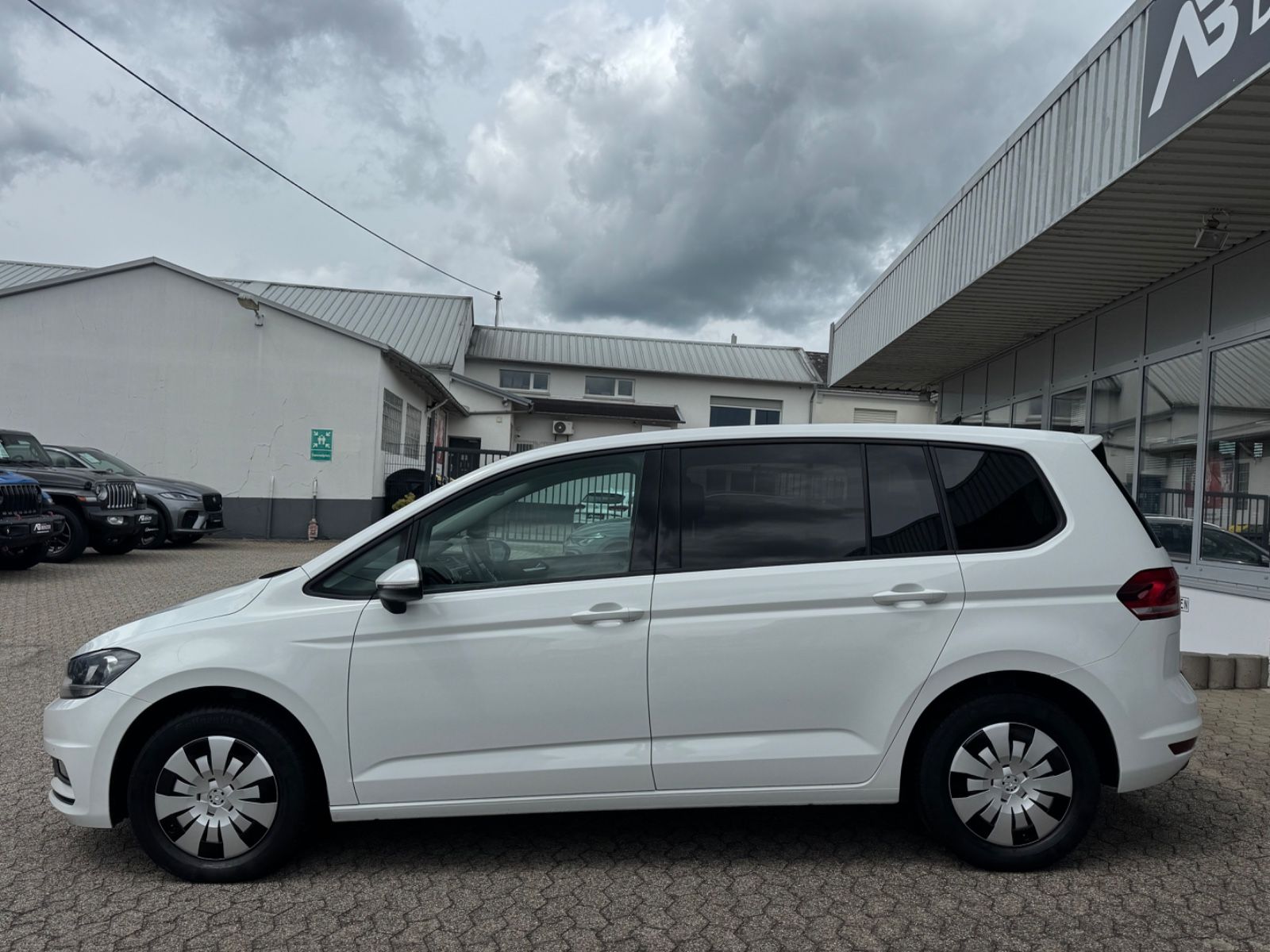 Fahrzeugabbildung Volkswagen Touran Comfortline/DSG/5-Sitzer/PDC