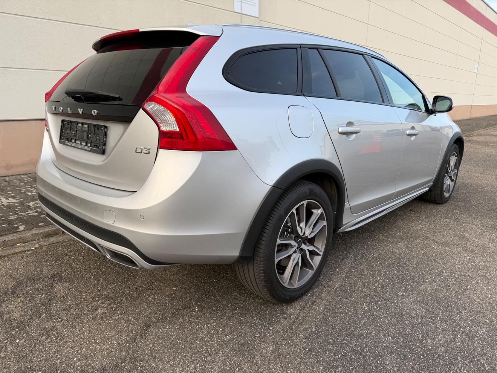 VOLVO V60 CROSS COUNTRY D3 150ch - INTERIEUR CUIR - GPS - SIÈGES CHAUFFANTS -  TOIT PANORAMIQUE