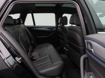 Fahrzeugabbildung BMW 530d Luxury Line Panorama Laser Kamera HUD HiFi