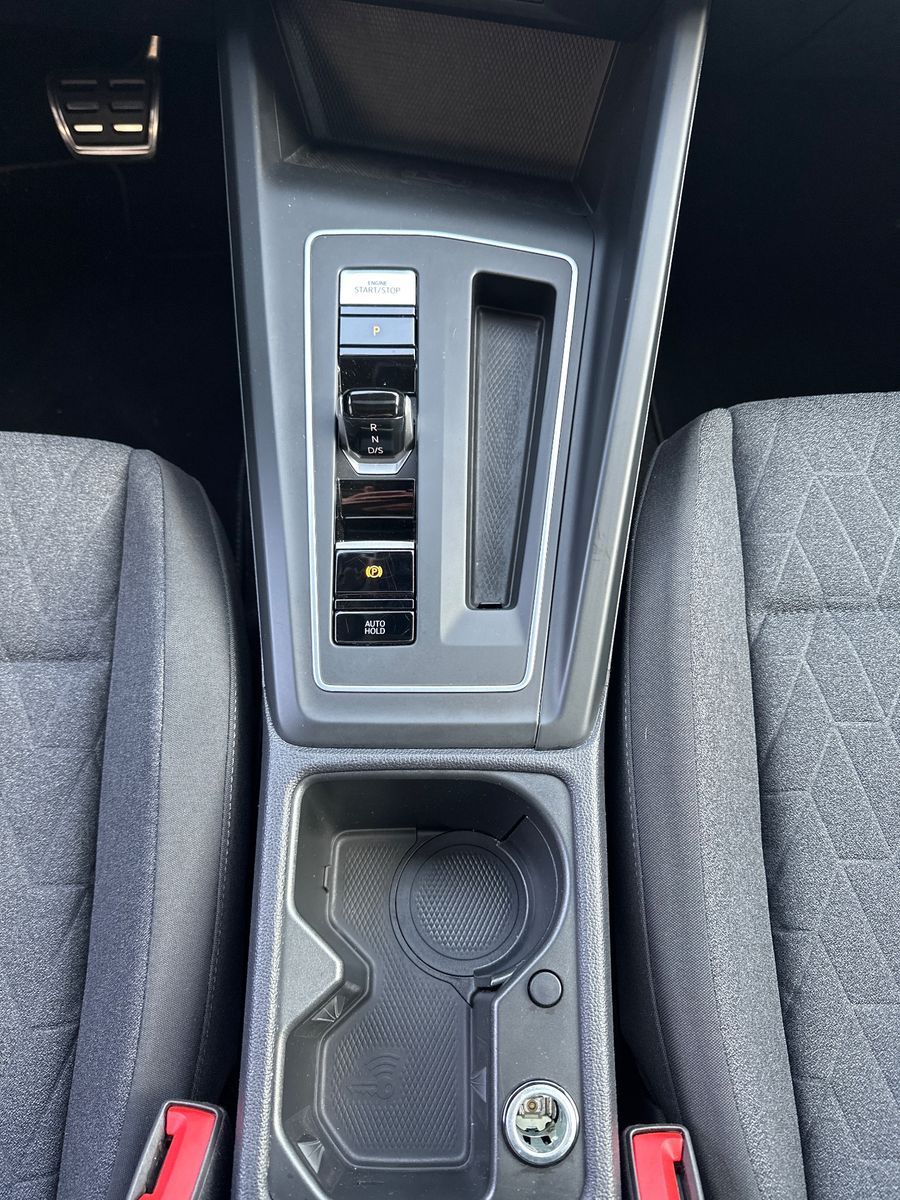 Fahrzeugabbildung Volkswagen Golf VIII 2.0 TDI DSG MOVE NAV+LED+PANO+AHK+HUD