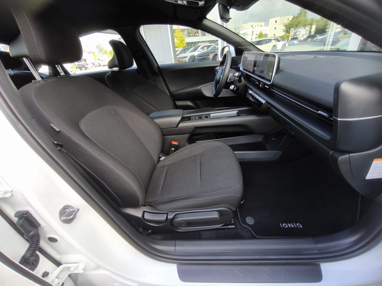 Fahrzeugabbildung Hyundai Ioniq 6 2WD NAVI+LED+SHZ+KAMERA+DAB+PDC+ACC+18"+