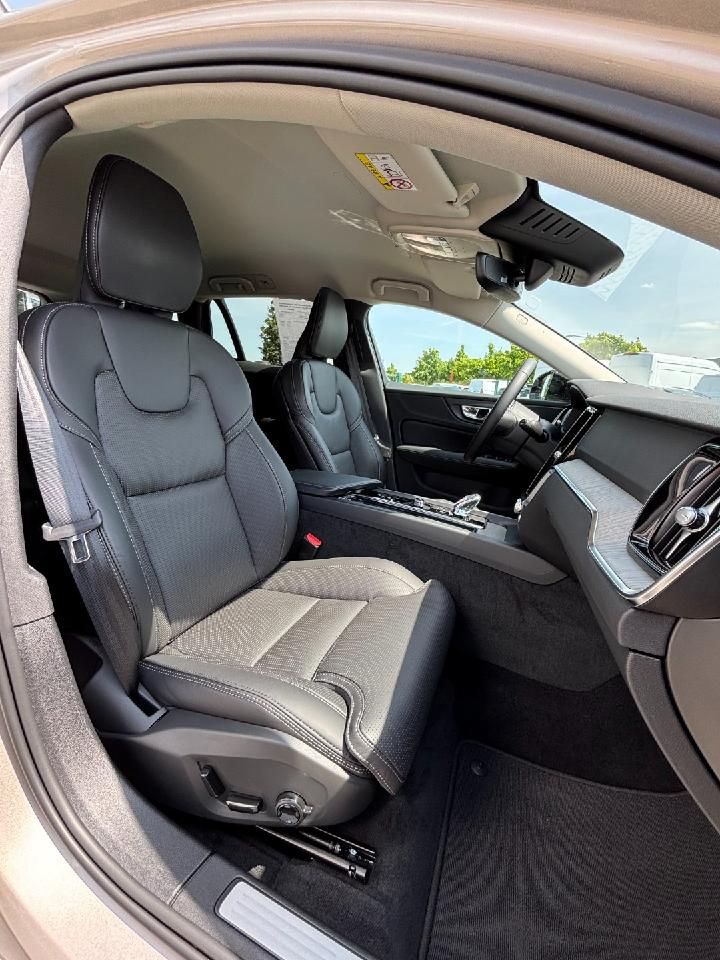 Fahrzeugabbildung Volvo V60 Kombi Plus Dark LED DAB AHK ACC Harman Kardo