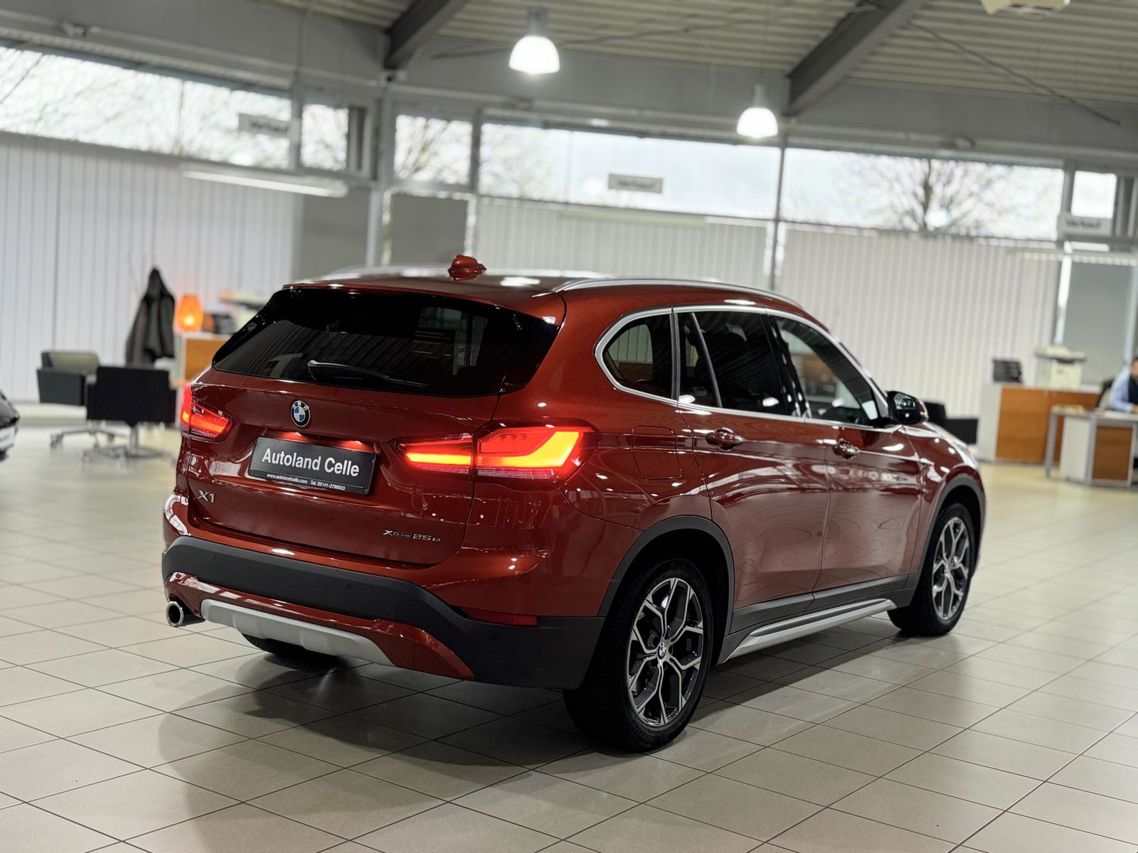 Fahrzeugabbildung BMW X1 xD25e xLine Kamera DAB Navi Lordos LED Alarm