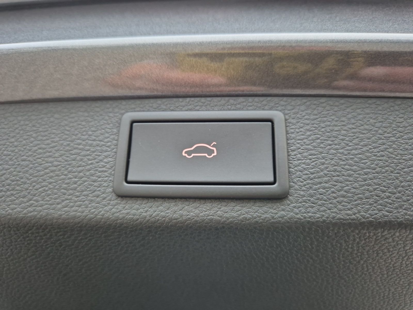 Fahrzeugabbildung SKODA Karoq TSI Tour DSG LED Navi ACC RFK SH