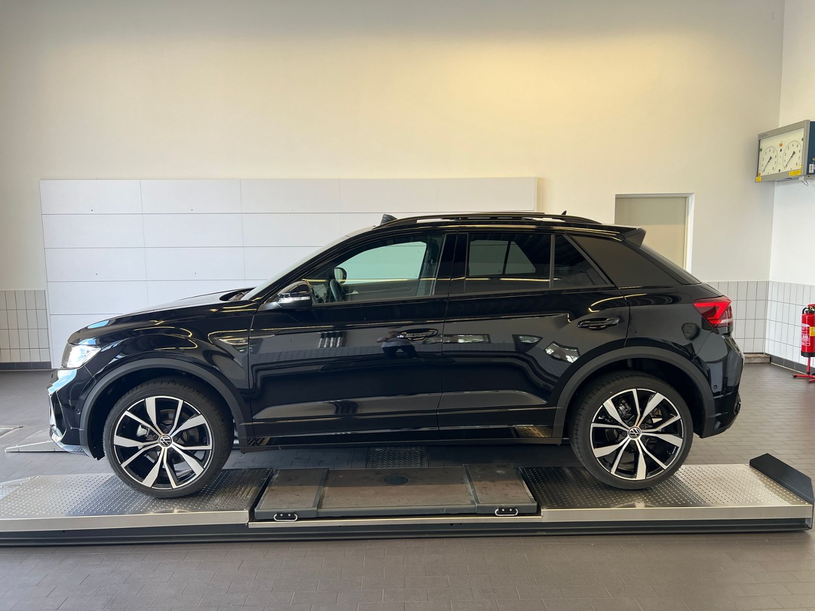 Fahrzeugabbildung Volkswagen T-Roc R-Line 1.5 TSI DSG *AHK, Pano, Black Style