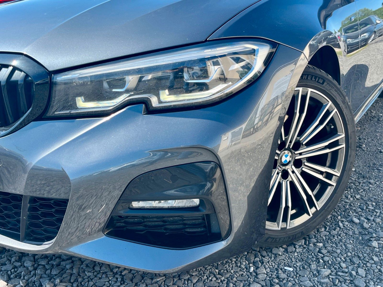 Fahrzeugabbildung BMW 320d Sport-Aut. M SPORTPAKET Navi Leder AHK LED