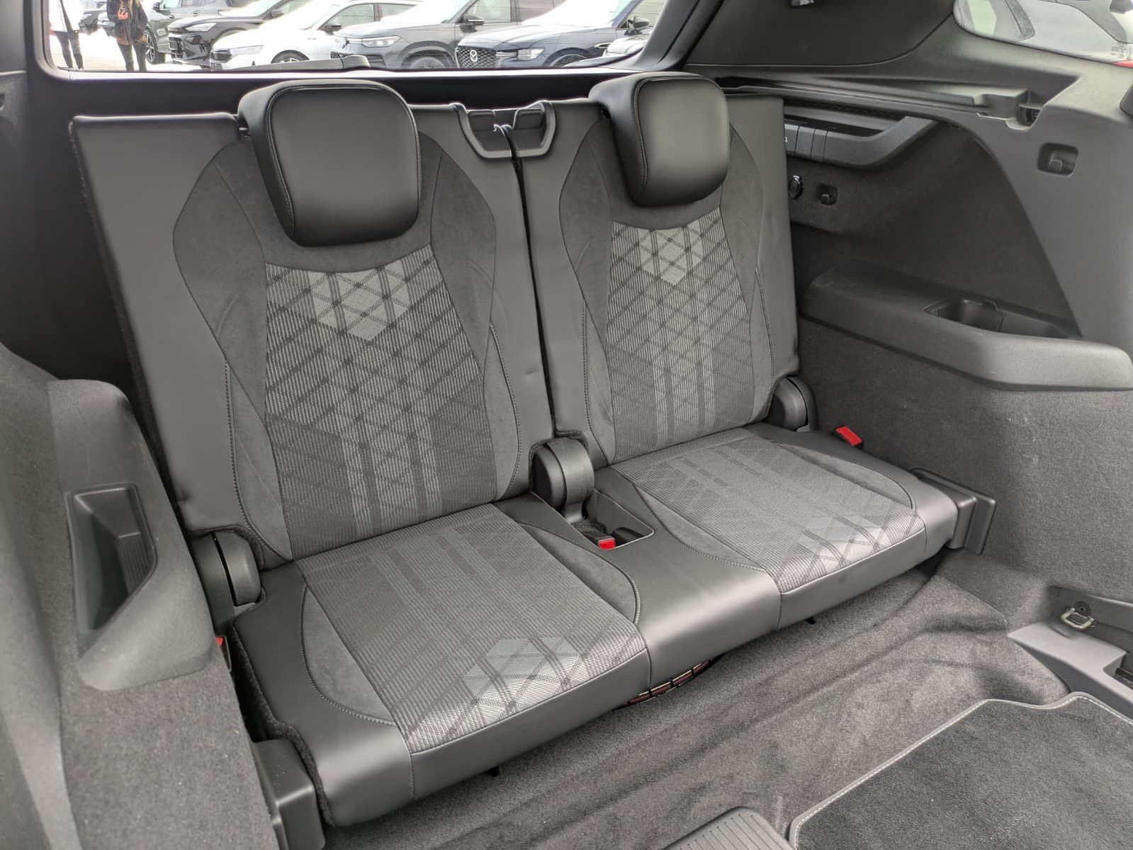 Fahrzeugabbildung Volkswagen Tayron 2.0 TDI 4M R-Line BLACK*7Si*MATRIX*PANO