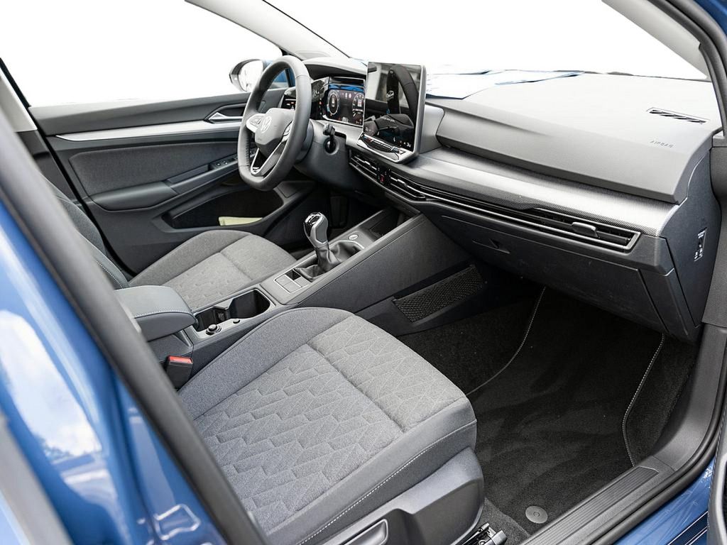 Fahrzeugabbildung Volkswagen Golf VIII 1.5 TSI Life PDC SHZ AHK ACC LED PANO
