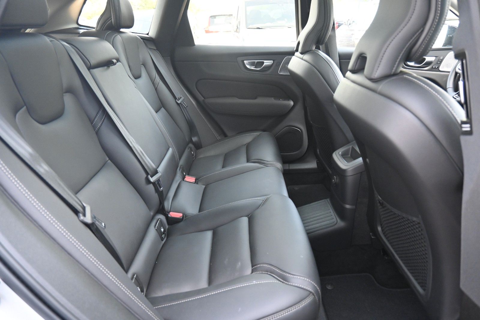 Fahrzeugabbildung Volvo XC60 T8 RC AWD Ultra Dark**360*LUFT*B&W*FACELIFT