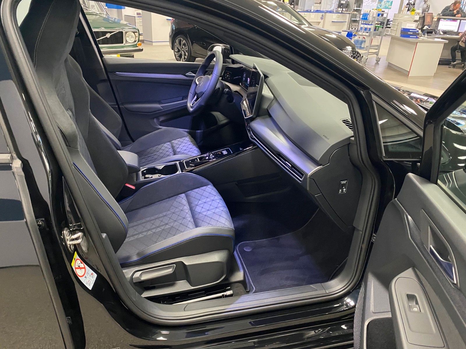 Fahrzeugabbildung Volkswagen Golf 1.5 eTSI DSG R-Line+GARANTIE 2029+ACC+KAMER