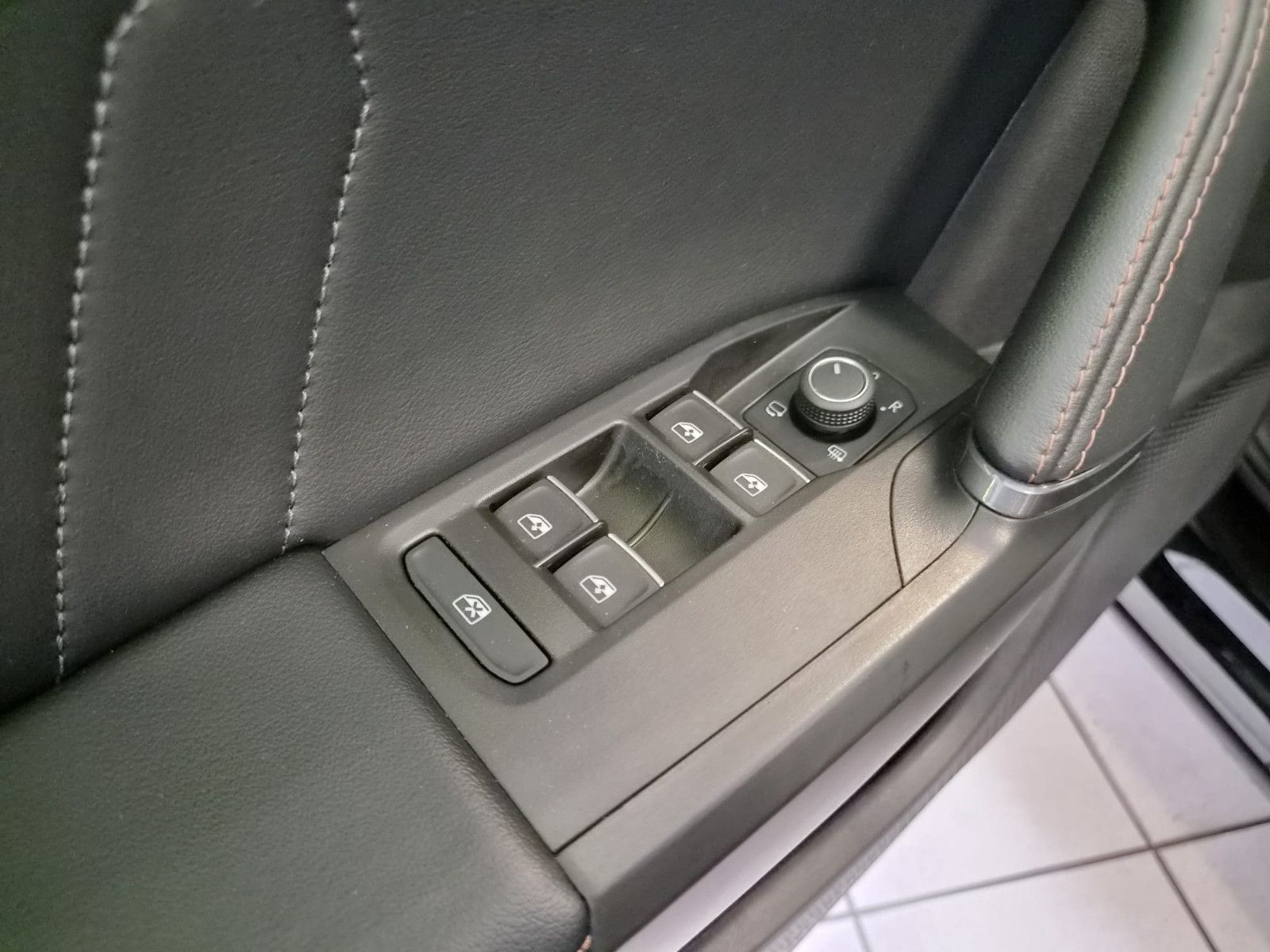 Fahrzeugabbildung CUPRA Formentor VZ e-Hybrid / GEPFLEGT / 1. HAND