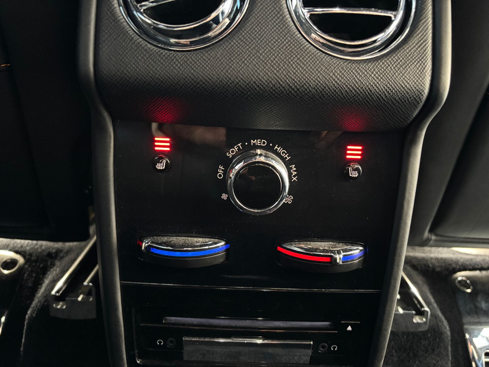 Fahrzeugabbildung Rolls-Royce Cullinan/NOVITEC/WIDEBODY/24''/FOND-TV/STERNEHIM