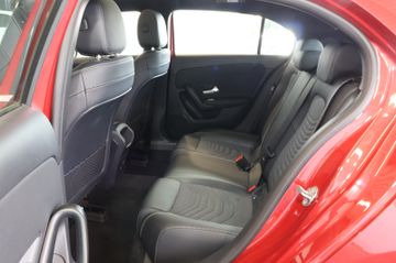 Mercedes-Benz A 180 MBUX+LANE+KAM+NAVI+PANO+ALU