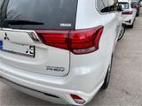 Mitsubishi Outlander 2.4 MIVEC PLUG-IN HYBRID 4WD Top PHEV - Mitsubishi Outlander von privat