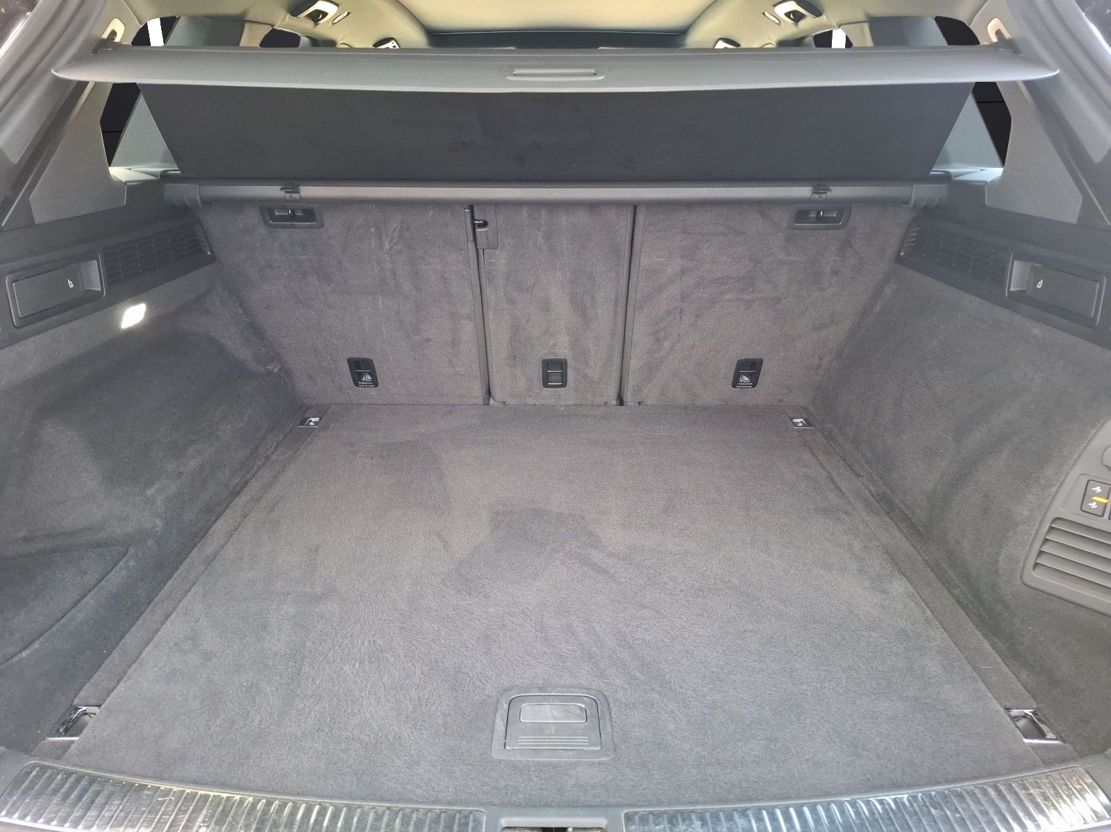 Fahrzeugabbildung Volkswagen Touareg TDI Elegance DSG 4M R-Line Matrix AHK Pa