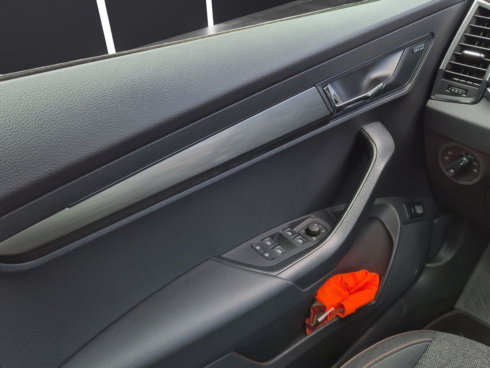 Fahrzeugabbildung SKODA Karoq TSI Clever DSG LED AHK Navi VC ACC RFK SH