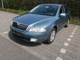 Skoda Octavia 1.6 Team Edition Team Edition PDC ALU - Skoda Octavia mit Benzin-Antrieb: Limousine, 1.6