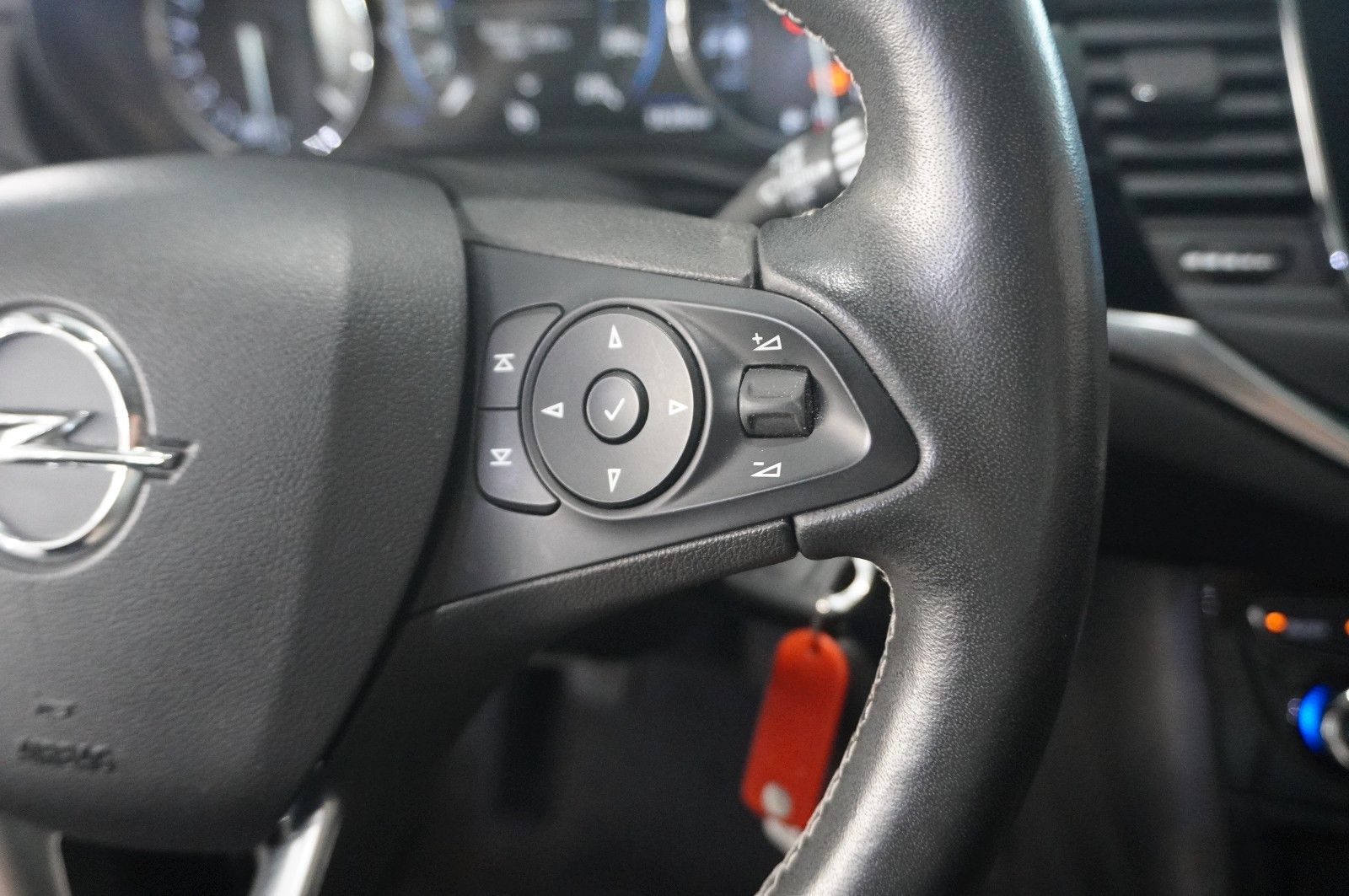 Fahrzeugabbildung Opel Astra K ST 1.2T ELEGANCE NAVI/LED/KAMERA/SHZ/DAB