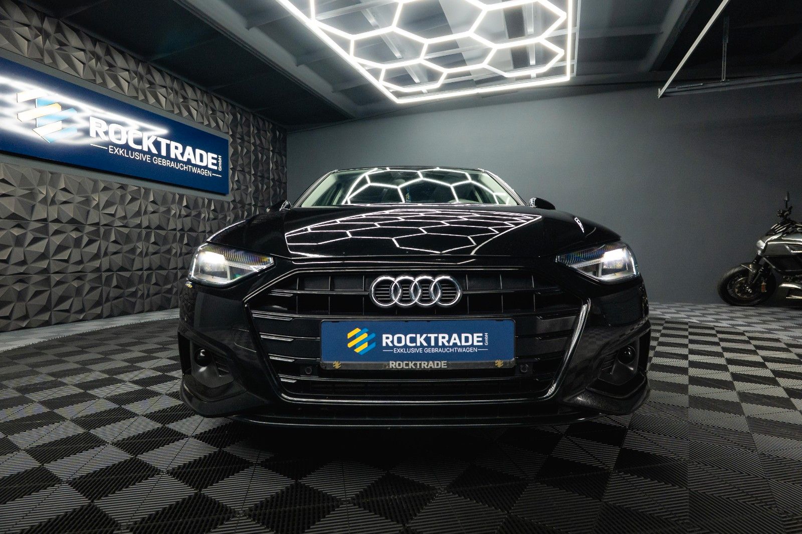 Fahrzeugabbildung Audi A4 Lim. 40 TFSI advanced Sport *DAB*LED*ACC*