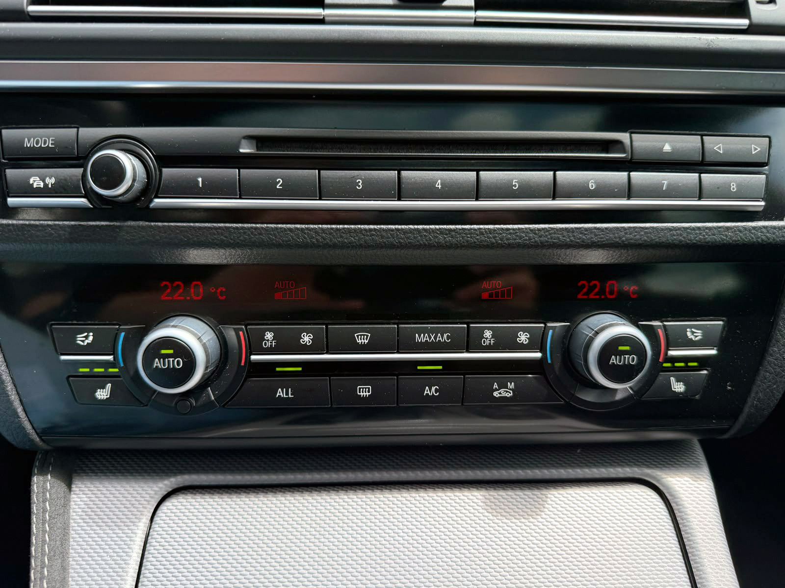 Fahrzeugabbildung BMW 530d Touring xDrive M-Sport PDC PANO SHZ AHK BT