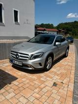 Mercedes-Benz GLA 220 CDI 4MATIC AHK PANO - silberne Mercedes-Benz GLA 220