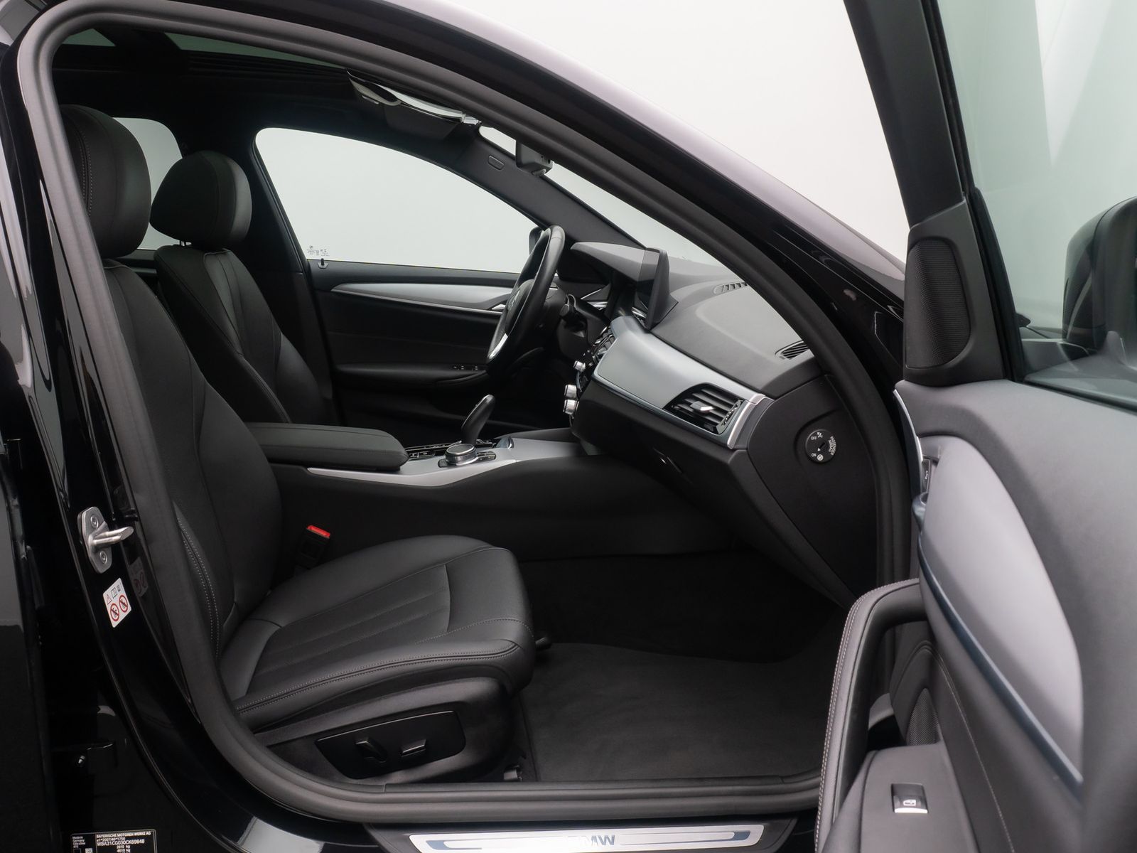 Fahrzeugabbildung BMW 530e xD Panorama 360&deg;DAB HiFi 4xKlima AHK Alarm