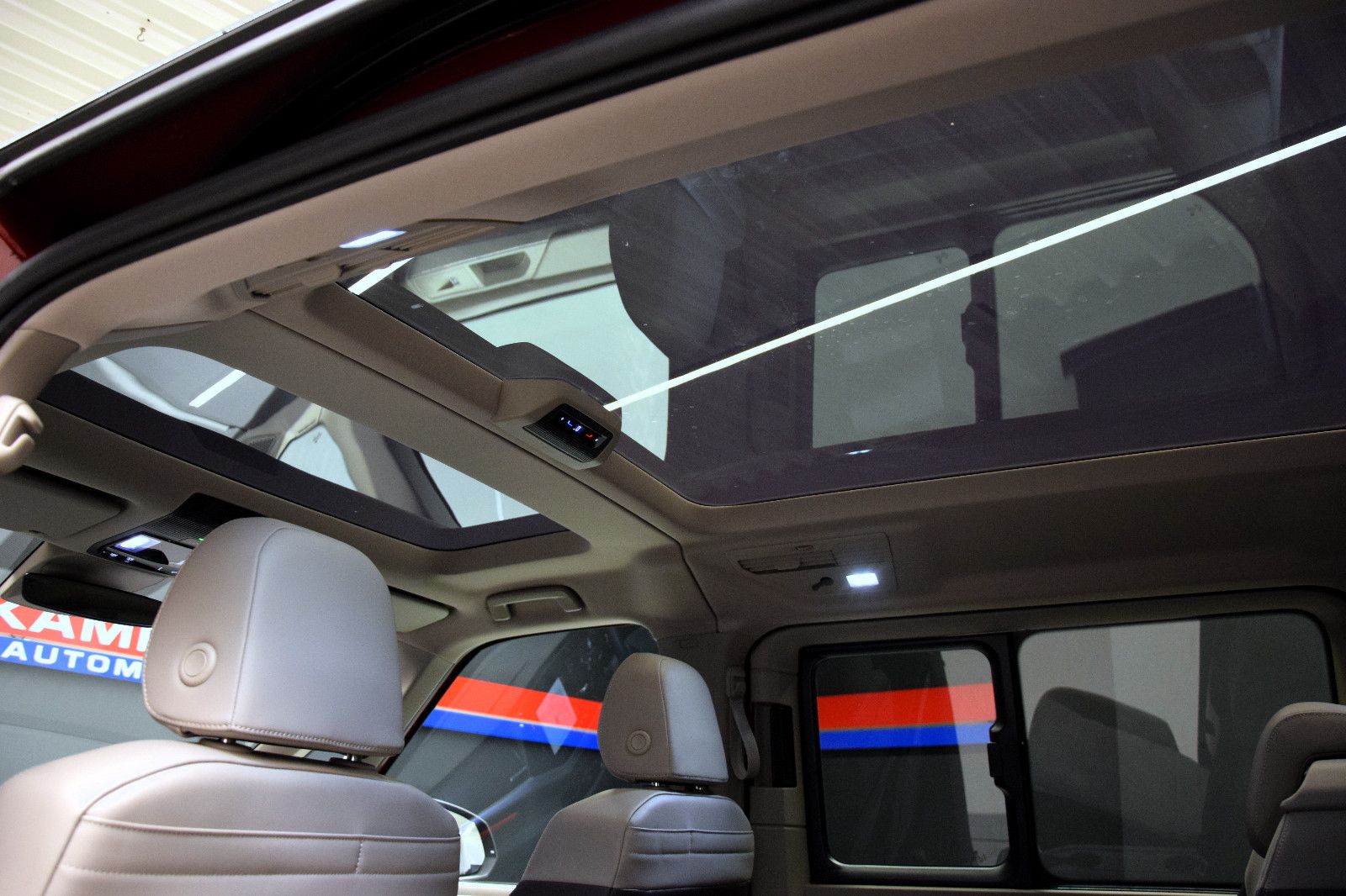 Fahrzeugabbildung Volkswagen T7 Multivan BiCol. rot/schwarz Pano HuD ACC AHK