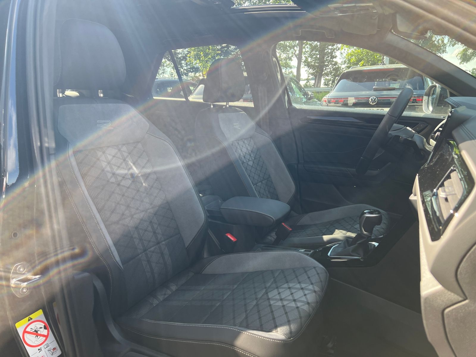 Fahrzeugabbildung Volkswagen T-Roc R-Line 1.5 TSI DSG *AHK, Pano, Black Style