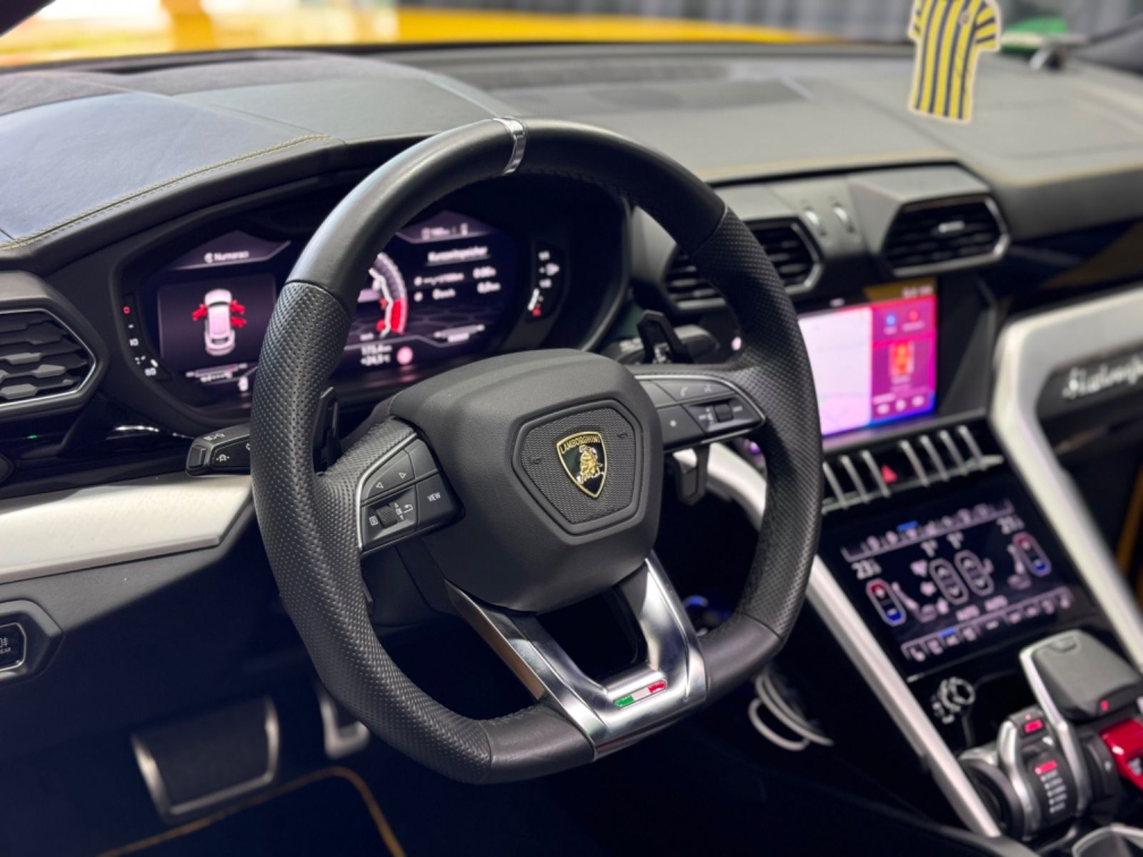 Fahrzeugabbildung Lamborghini URUS| MASSAGE | PANO |LUFT|B/O|NIGHT|23ZOLL|ADAS