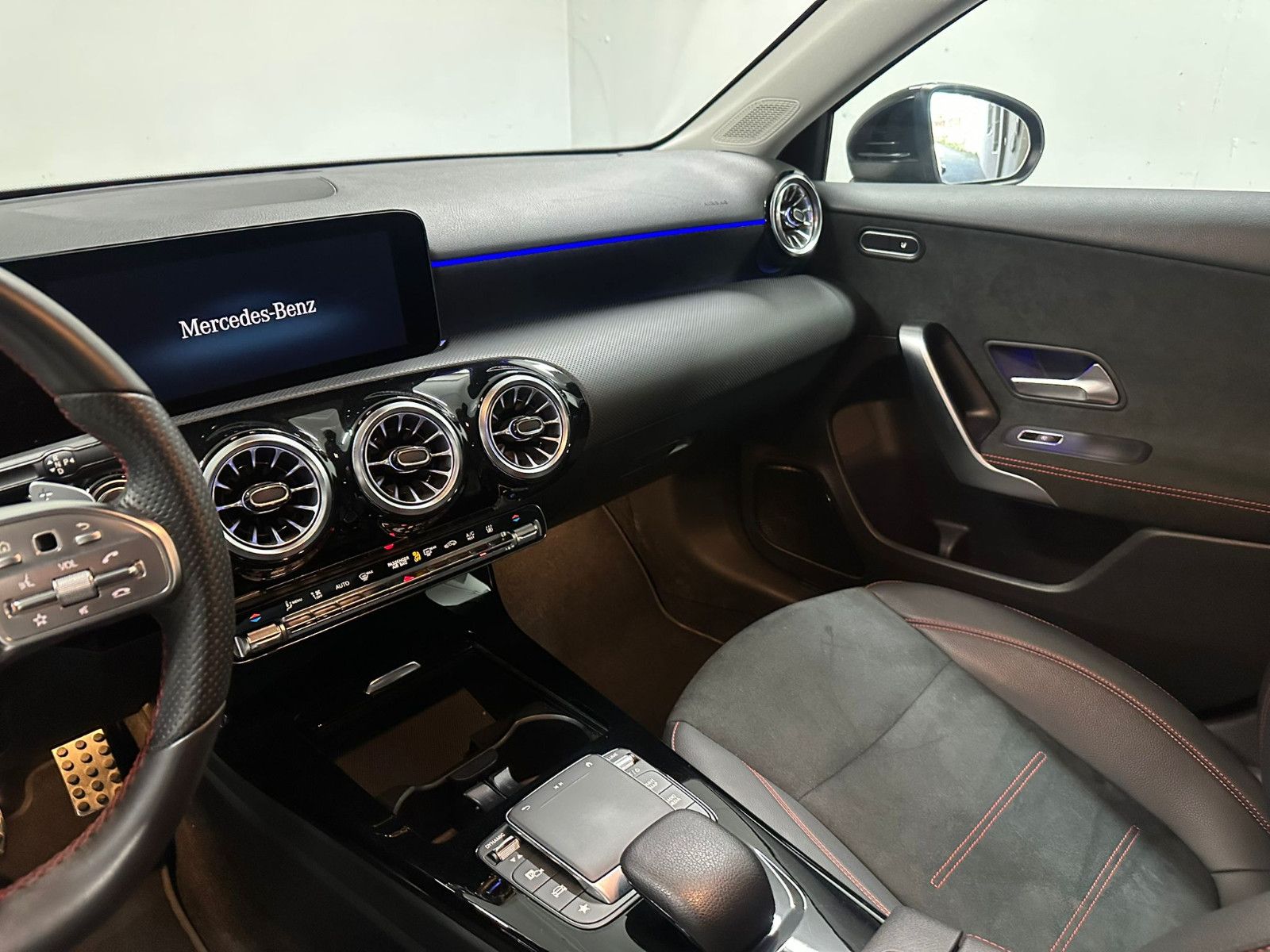 Fahrzeugabbildung Mercedes-Benz A 250 e LIMOUSINE *AMG-LINE* AMBIL*LED*KEYLESS