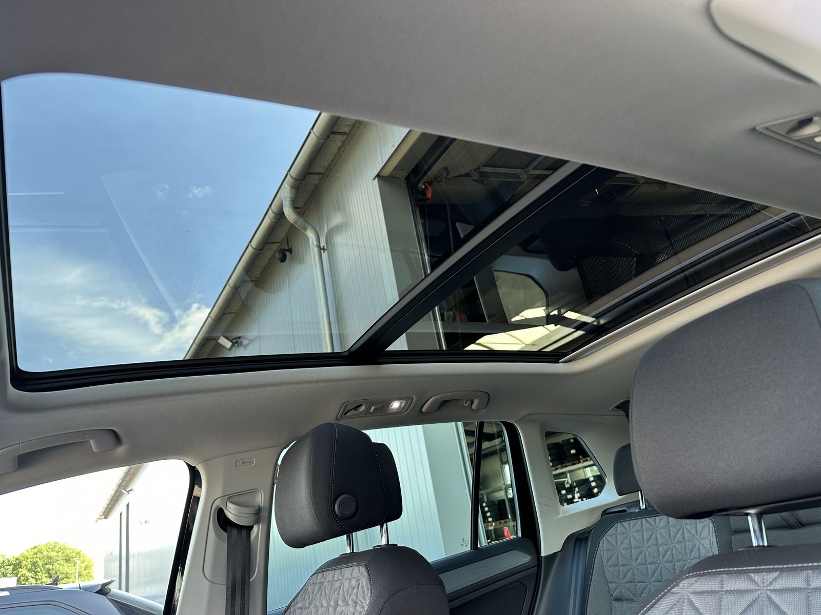 Fahrzeugabbildung Volkswagen Tiguan 2.0 TSI DSG 4M Life NAV+LED+PANO+SHZ+ACC