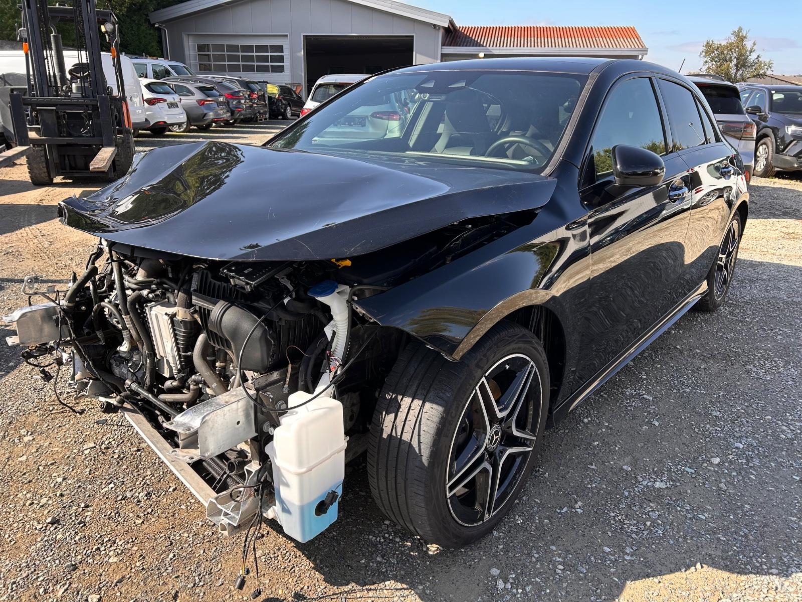 Mercedes-Benz 180d Automatik AMG Line Panorama Navi Kamera