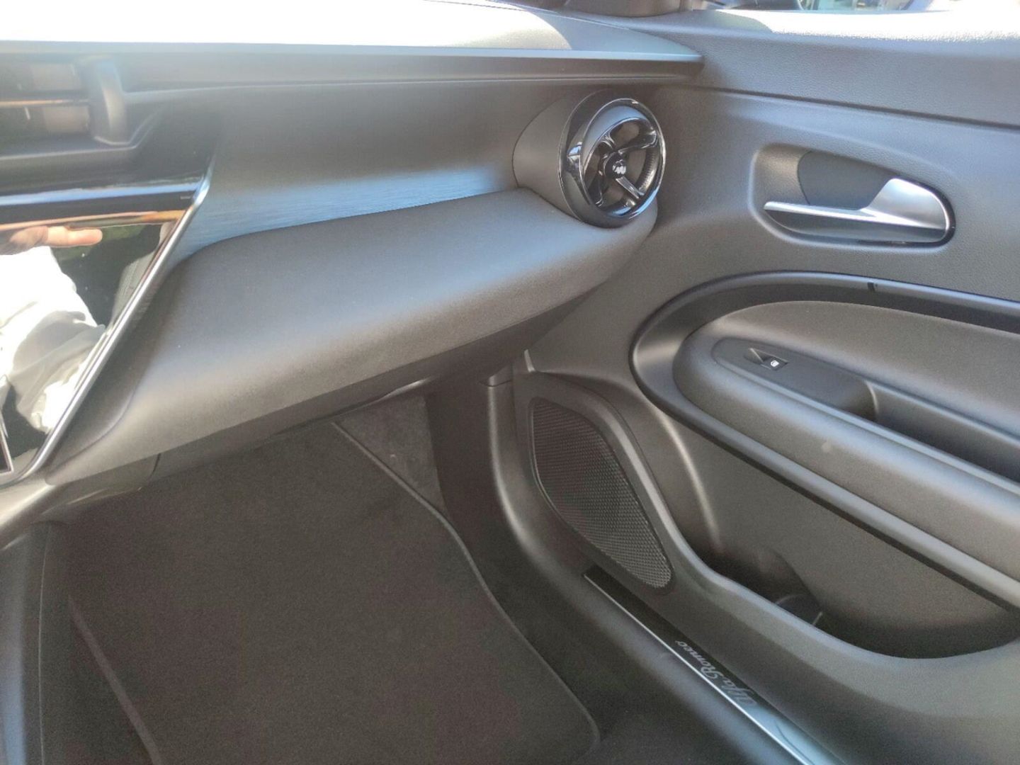 Fahrzeugabbildung Alfa Romeo Junior Elettrica SPECIALE 115kW - Technologie