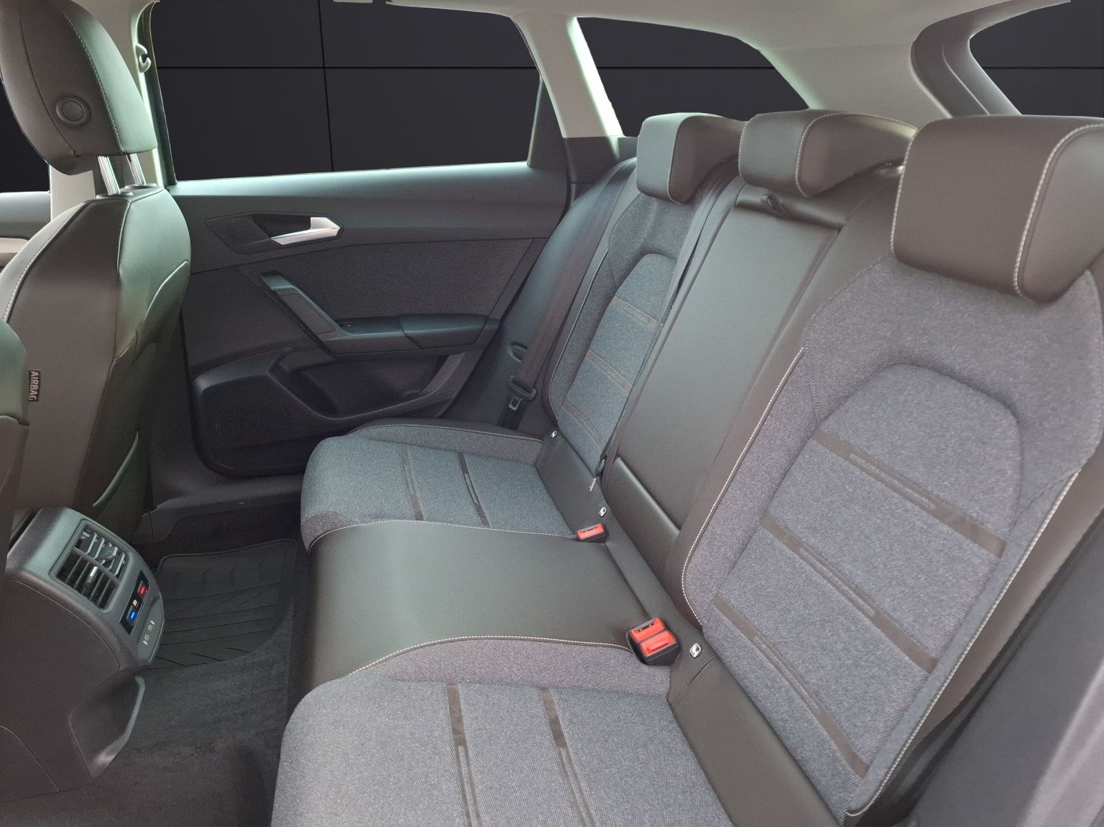 Fahrzeugabbildung SEAT Leon ST eTSI Xcellence DSG LED AHK Navi ACC RFK