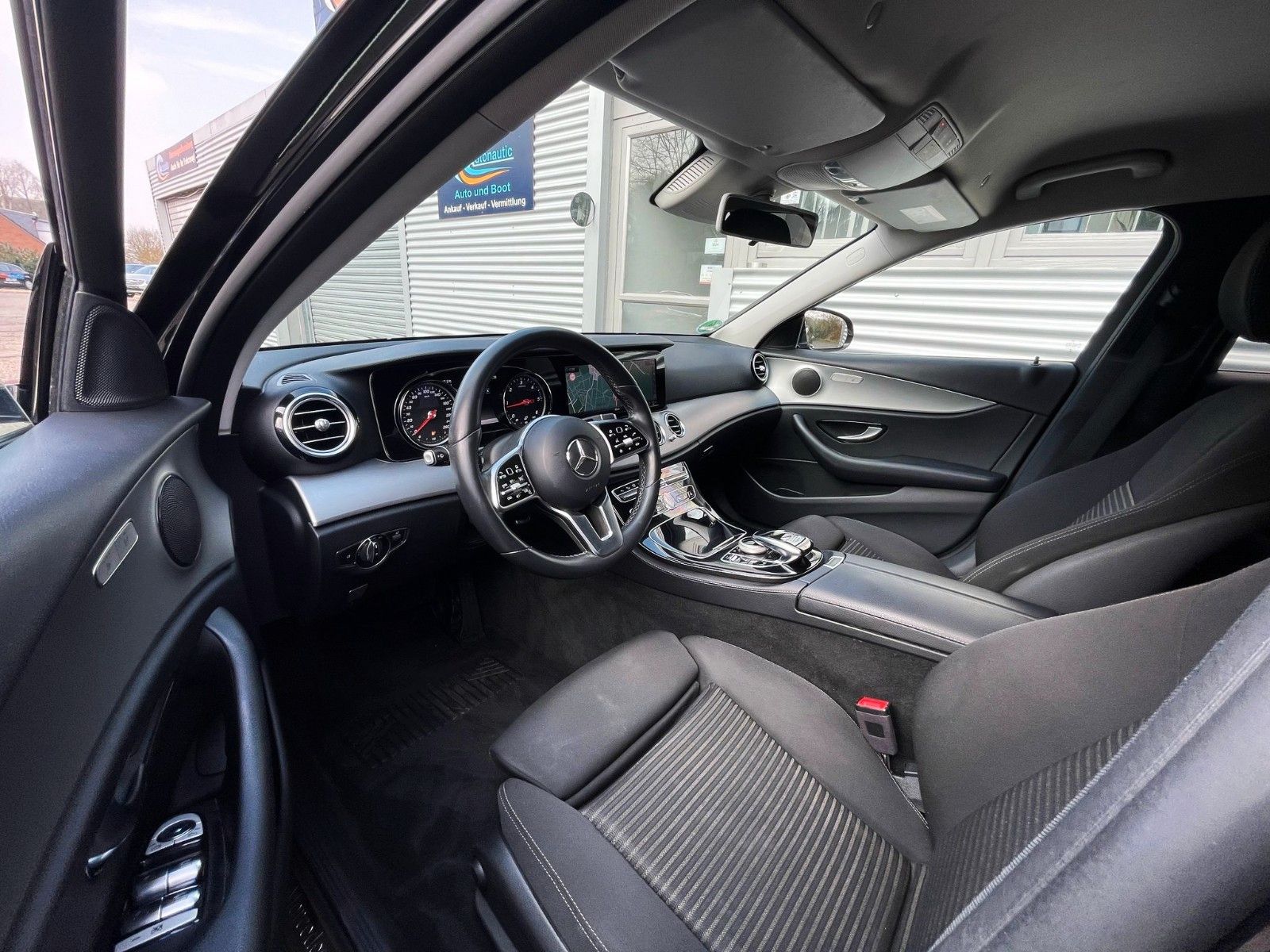 Fahrzeugabbildung Mercedes-Benz E 220T AUT. 4-MATIC NAVI CAM LED AHK 1.Hd