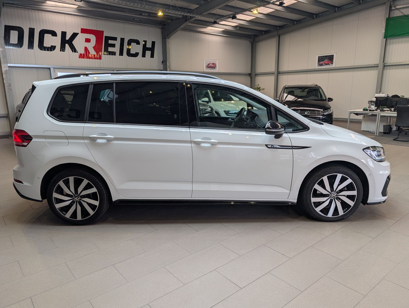 Fahrzeugabbildung Volkswagen Touran 2.0 DSG R-Line High. Pano 7-Si IQ.Dri AHK