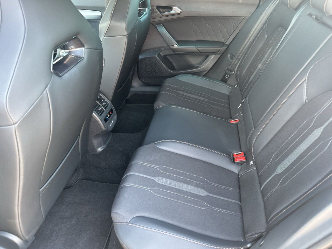Fahrzeugabbildung CUPRA Formentor VZ 2.0TSI 4Drive 310PS DSG+*AHK*Beats* - mit KI generiert/bearbeitet