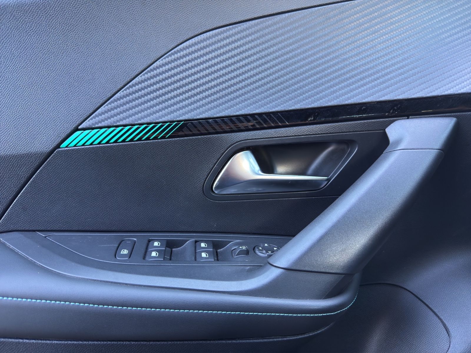 Fahrzeugabbildung Peugeot 2008 Allure 1.5 *CarPlay*SitzHZ*Navi*Kamera*