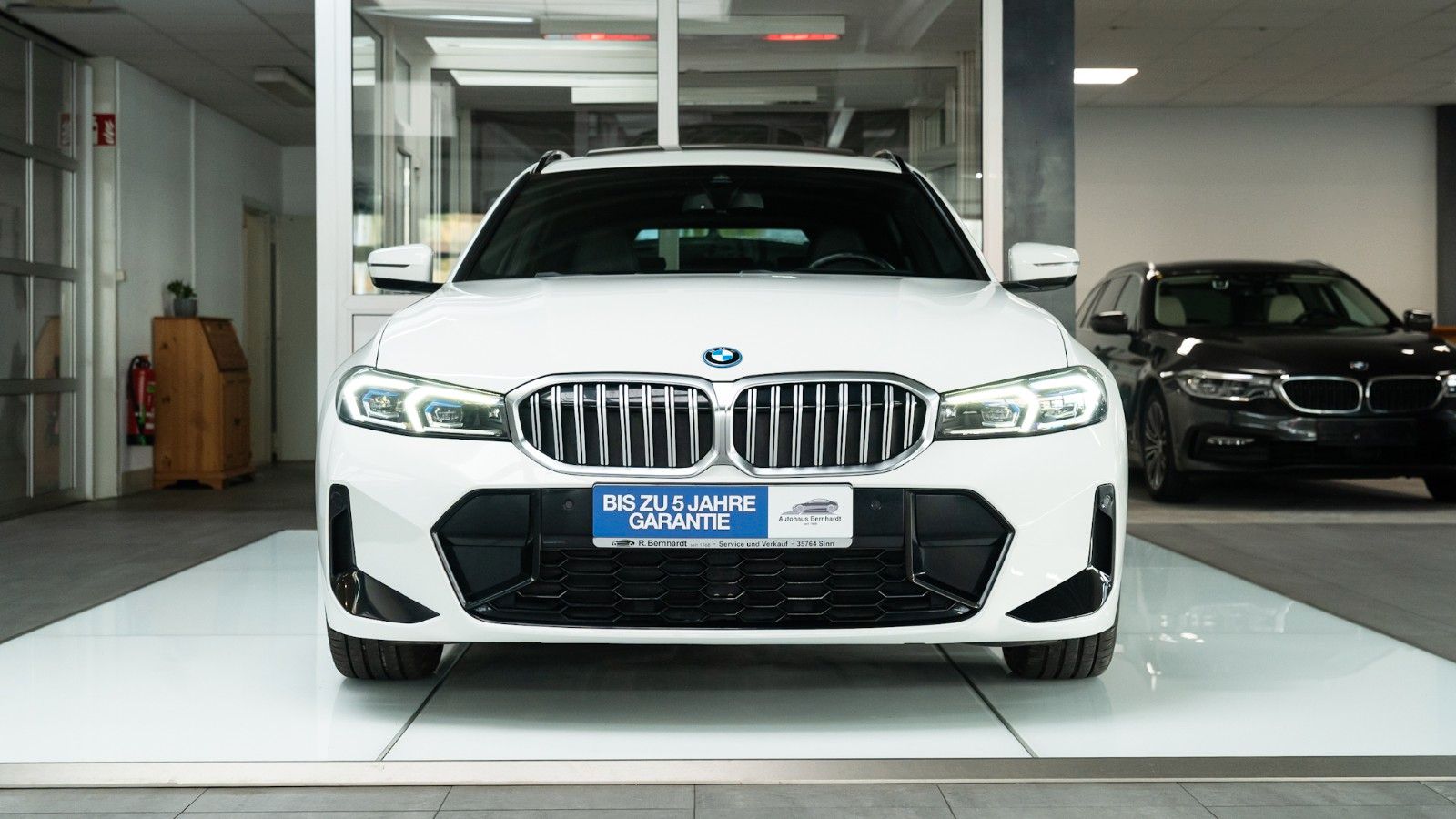 BMW 330e M Sport PanoDach HUD RückFahrKam MemoSitz imagem 3