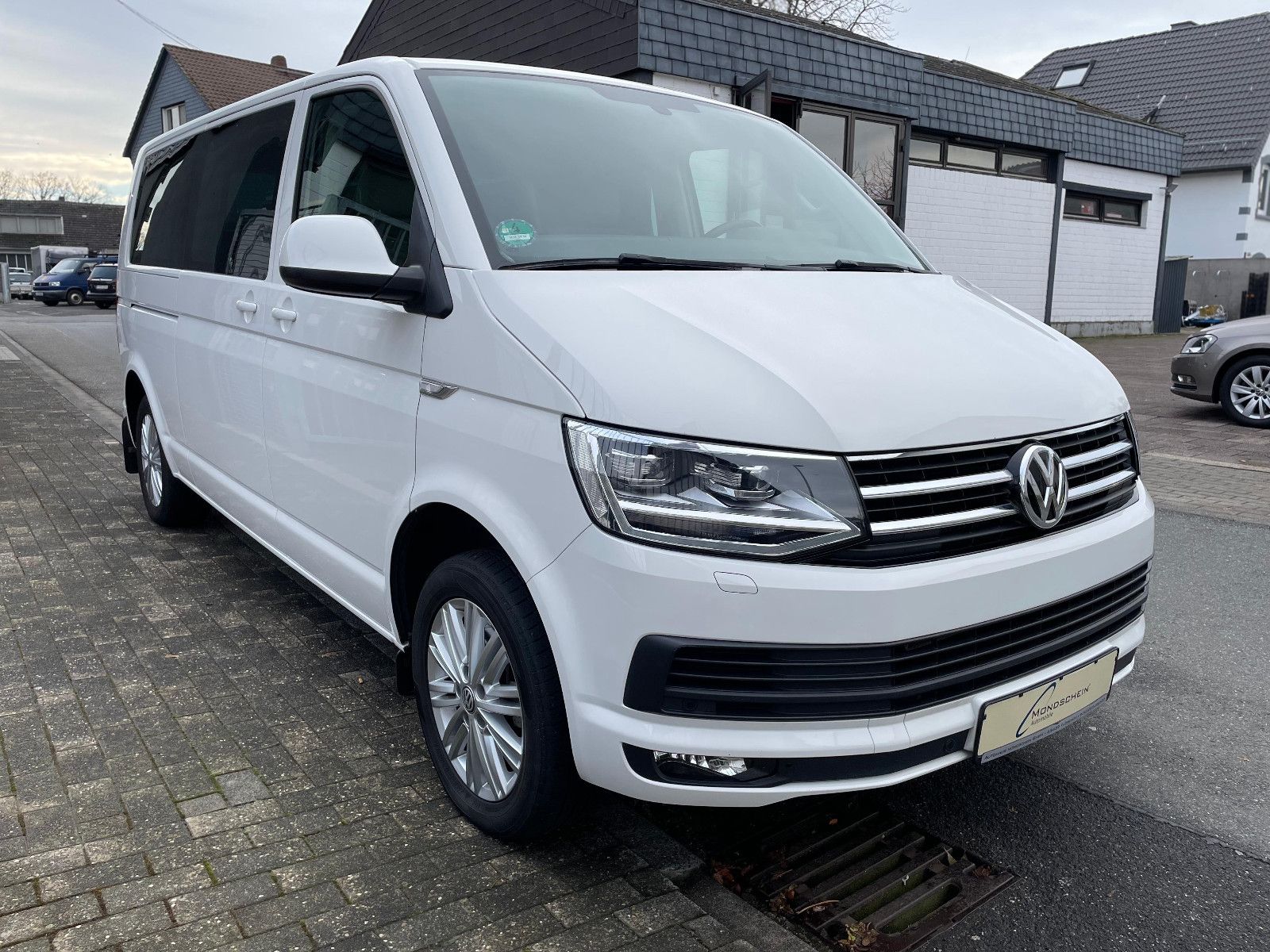 Fahrzeugabbildung Volkswagen T6 Caravelle Comfortline lang 9Sitze Automatik